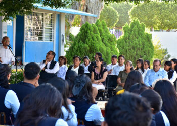 Recibe alcaldesa a estudiantes normalistas