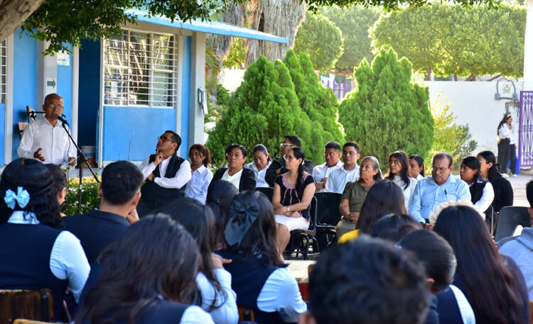 Recibe alcaldesa a estudiantes normalistas