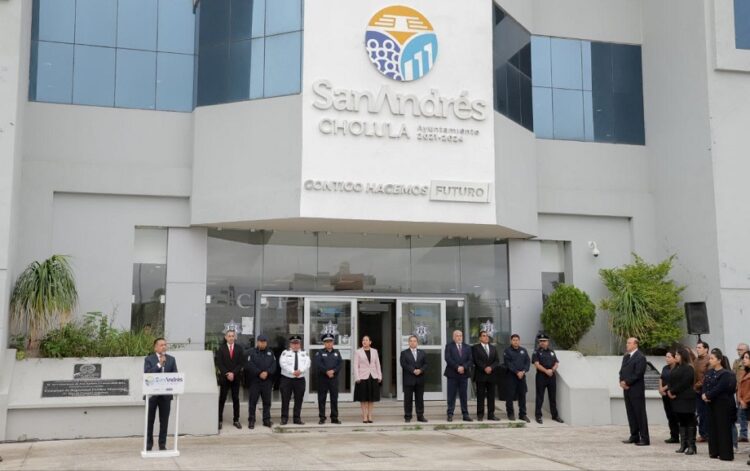 Incrementa Mundo Tlatehui salario de policías; además asciende a 37 elementos de San Andrés Cholula