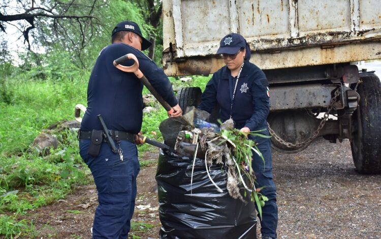 Policía de Tecomatlán se suma a faenas comunitarias