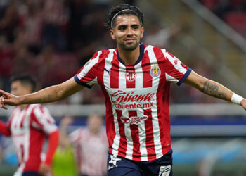 Chivas doblega a Rayos al son de 3-1
