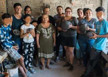 Brenda Gutiérrez y Adela García, diseñadora y artesana, juntas por el rescate de la alfarería Tradicional de Paticajo, Minatitlán