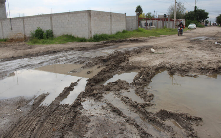 Piden que Aguas de Puebla concrete trabajo en colonia popular