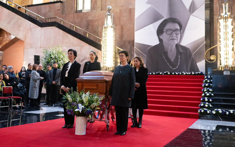 Con emotivo homenaje despiden a la artista María Lagunes en el Palacio de Bellas Artes