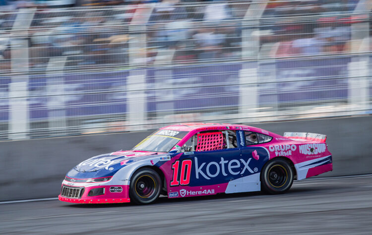 Regina Sirvent, capturó top-10 de la categoría Challenge en semifinal de NASCAR México Series