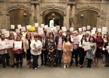 Con entrega de escrituras, Ayuntamiento de Puebla da certeza jurídica a locatarios de mercados de apoyo