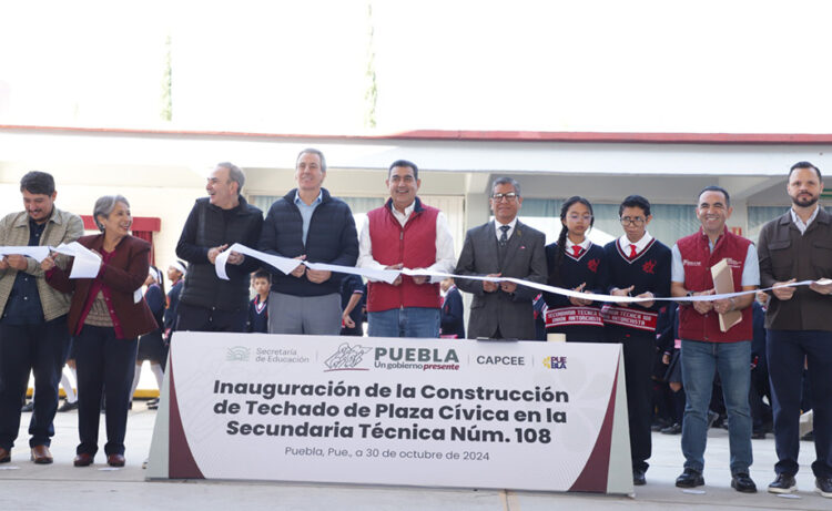 Gobierno de Sergio Salomón combate rezago educativo; entrega techados y aulas en la capital