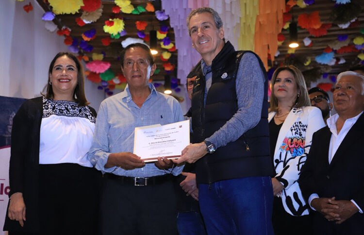 Promueve Turismo altar monumental de Tochimilco en Módulo Turístico de Puebla