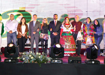 Presenta INPODE playera y medalla del «Maratón Puebla 2024»