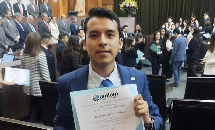 Pasante de Medicina del Complejo Regional Nororiental de la BUAP gana el Premio a la Excelencia Académica 2024