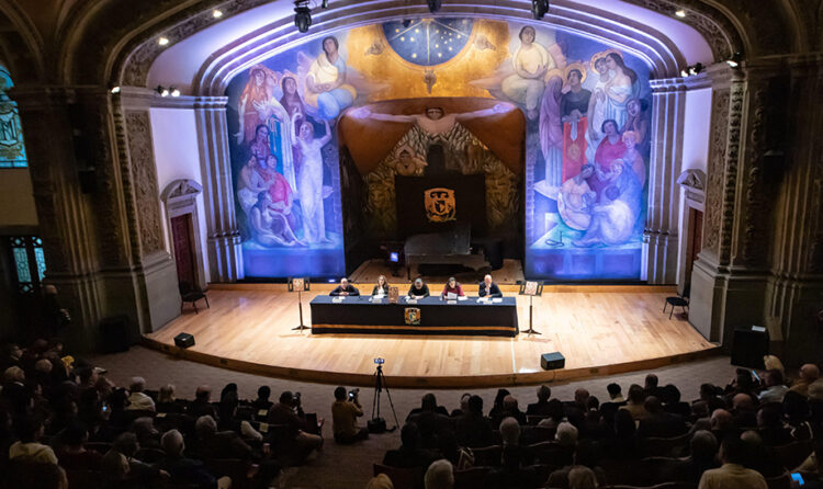Presentan el catálogo Sergio Hernández en el Colegio de San Ildefonso