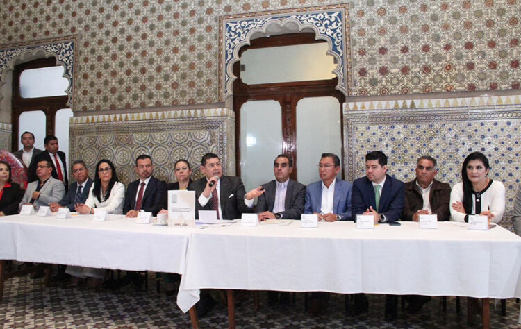 Delfina Pozos Vergara, celebra la presentación de una iniciativa por parte del gobernador electo Alejandro Armenta Mier