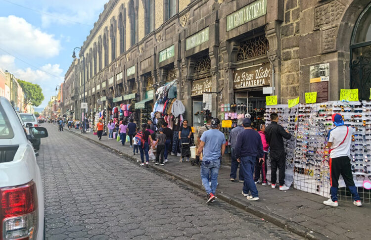 Pide Gobernación a comercio popular liberar el tránsito peatonal