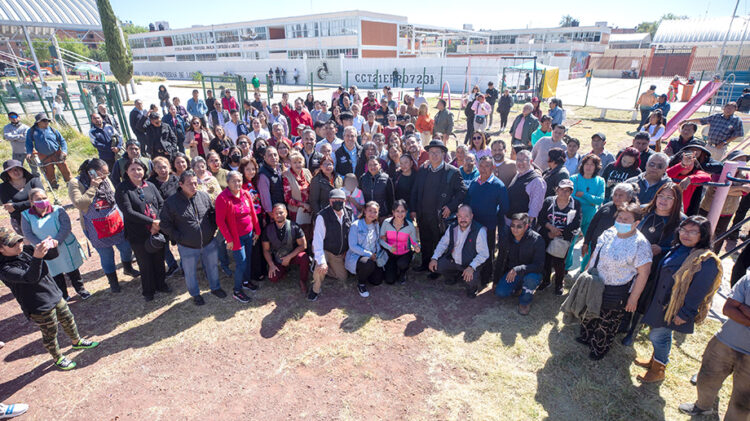 Acude Pepe Chedraui a jornada de mantenimiento integral en la Plaza Principal de Agua Santa