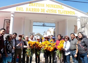 Entregó Gobierno de Cholula flores en panteones municipales