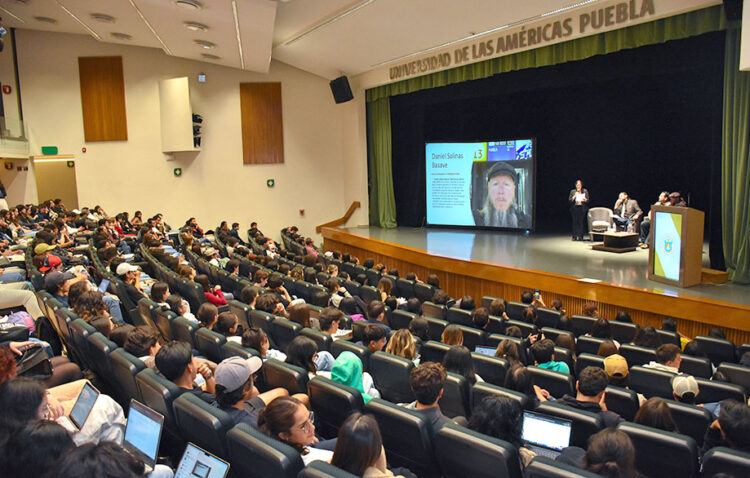Estudiantes de la UDLAP dialogan con el escritor Daniel Salinas Basave