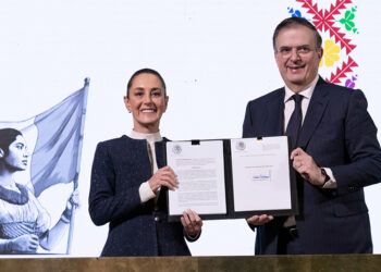 Presidenta Sheinbaum firma decreto para proteger a la industria textil nacional