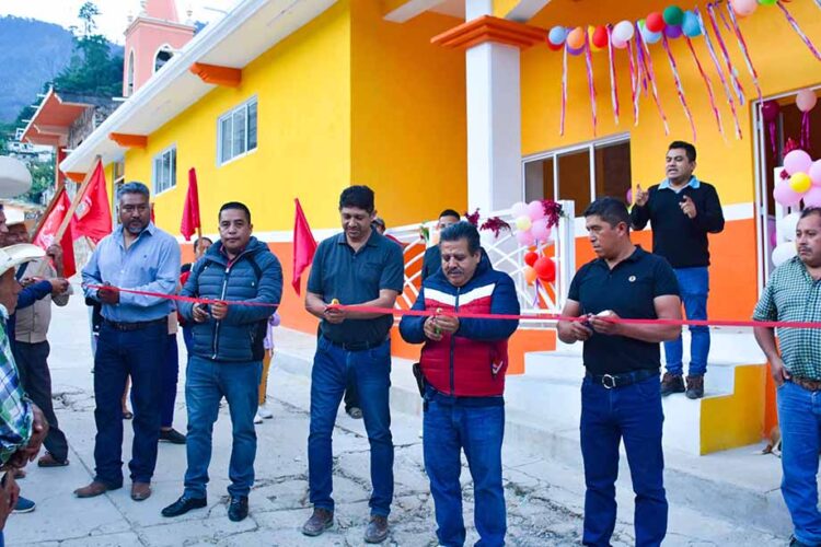 Ayuntamiento de Huitzilan construye obra de gran impacto en Totutla