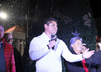 Omar Muñoz enciende la navidad en Cuautlancingo