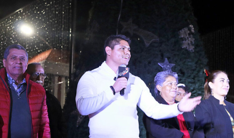 Omar Muñoz enciende la navidad en Cuautlancingo