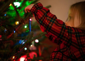 Santa Claus, duendes, carbón y otros relatos navideños determinan la conducta de infancias