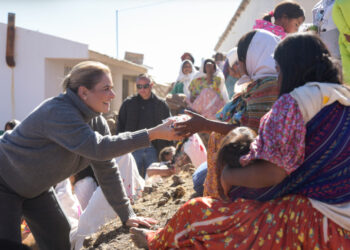 Maru Campos entrega 20 toneladas de maíz y frijol a familias de Batopilas durante megaposada navideña
