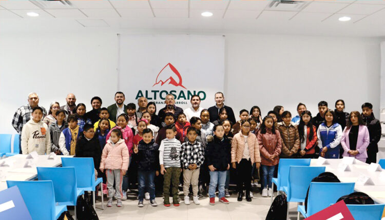 Entrega Granjas Carroll 200 becas a hijos de sus colaboradores