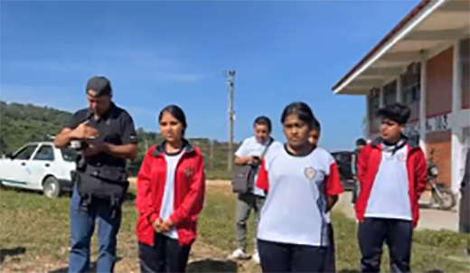 Estudiantes de Cuetzalan entregan pliego petitorio a gobierno municipal