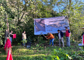 Abastecen de agua a familias de Talcuaco