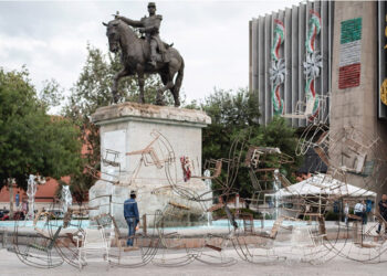 El escultor Carlos Lara cuestiona las promesas de la modernidad