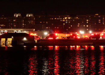 Helicóptero militar de EU impacta a un avión de American Airlines en el Río Potomac     