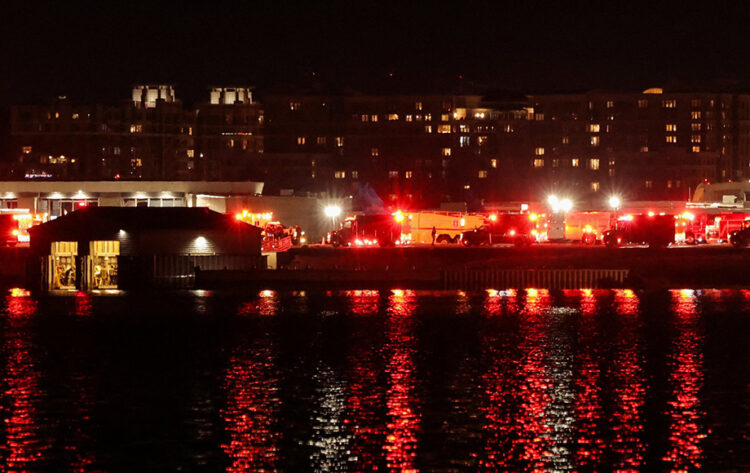 Helicóptero militar de EU impacta a un avión de American Airlines en el Río Potomac