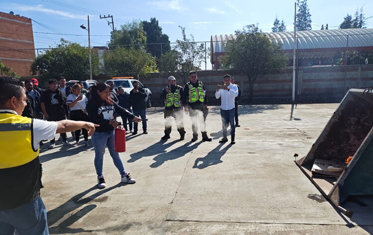 La Dirección de Protección Civil de Cuautlancingo imparte capacitación en primeros auxilios