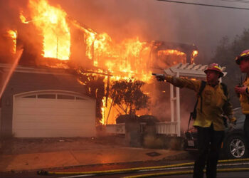 Sin control el fuego que azota a Los Angeles