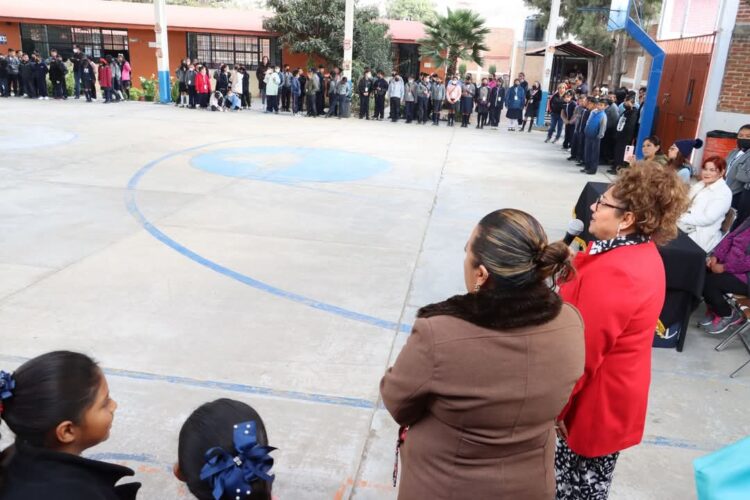 Presidenta del DIF de Cuautlancingo Tere Alfaro lleva sonrisas a los niños de la Escuela Vicente Guerrero