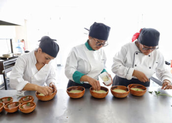 Alumnos de la Escuela de Gastronomía del SMDIF son evaluados por chefs reconocidos a nivel nacional e internacional