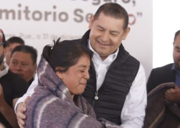 Armenta entrega cobertores en una de las zonas más frías del Estado de Puebla