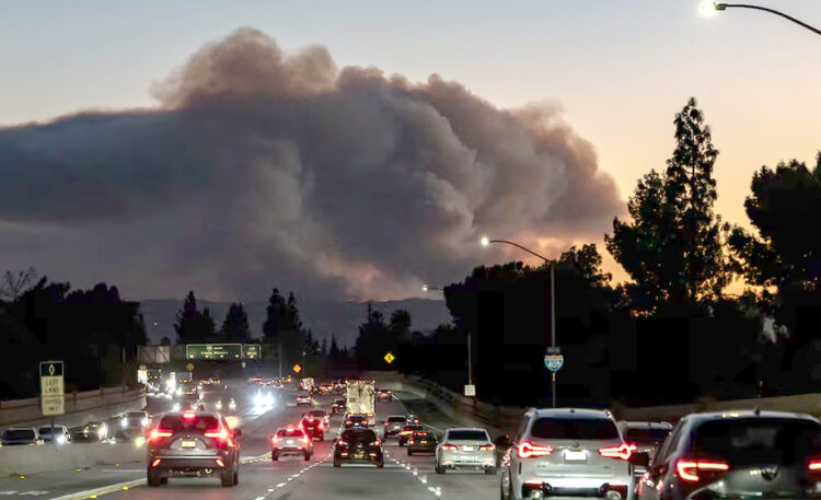 El fuego no da tregua a Los Ángeles y nueva alerta de bandera roja
