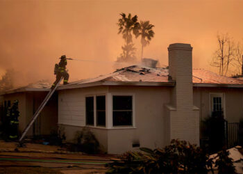Incendios en California han cobrado 28 muertes, casi 13 mil estructuras y 16.5 hectáreas