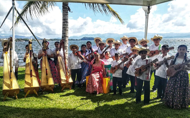El semillero ensamble comunitario de son jarocho de San Andrés Tuxtla reafirma su identidad con caravanas fandangueras