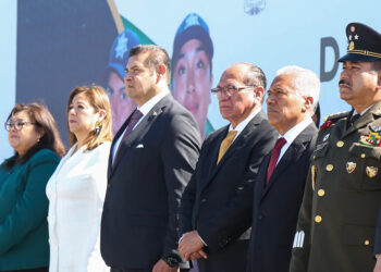 Abandera Alejandro Armenta a escoltas en conmemoración del Día de la Bandera
