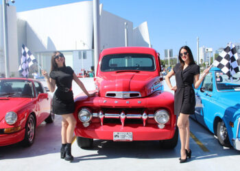 Exitosa exhibición y Caravana de Autos Antiguos por las calles de Puebla