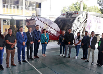 Entrega Omar Muñoz contenedor de basura en la secundaria Quetzalcóatl