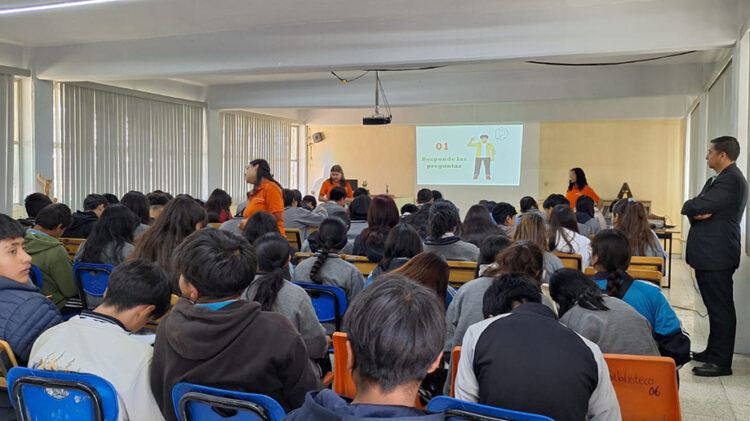 La dirección de prevención al delito de Cuautlancingo imparte pláticas en escuelas del municipio