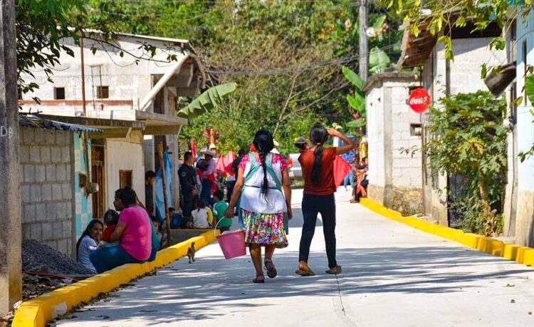 Llevan obras a los huitziltecos