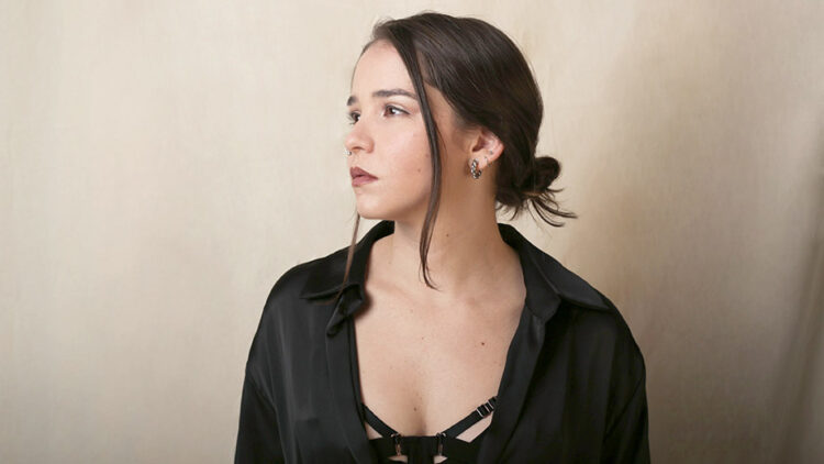 La artista colombiana Soy Emilia nos habla de transformación en su nueva canción «Morfo»