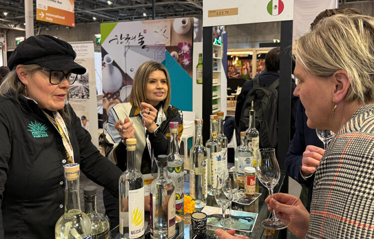 Gobierno estatal impulsa mezcal poblano en “Wine Paris 2025”