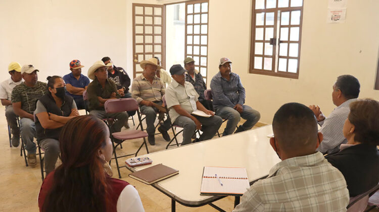 Unen esfuerzos para beneficiar a campesinos