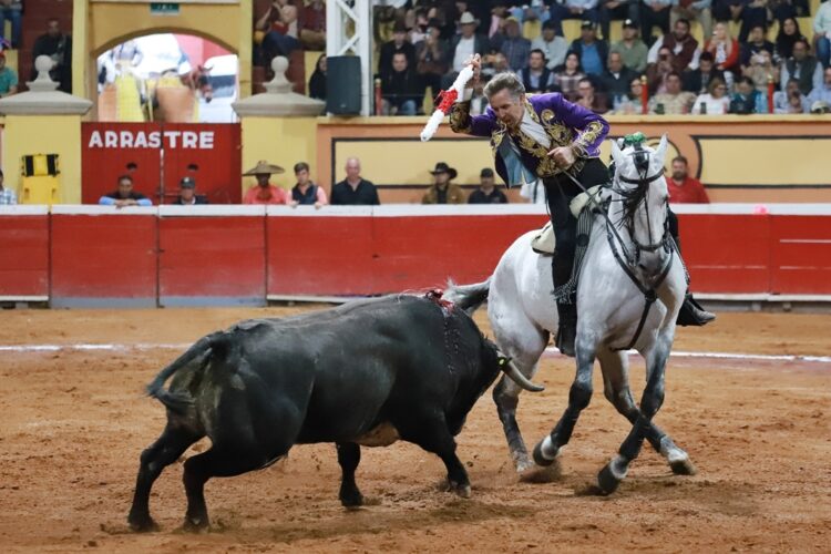 A hombros Pablo Hermoso en su despedida de Huamantla