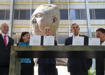 Claudia Sheinbaum firma decreto para expedir ocho leyes secundarias en materia energética que recuperan a PEMEX y CFE como empresas públicas del Estado